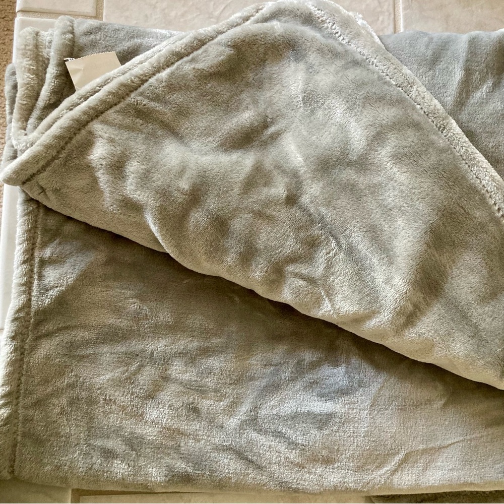NWT Kate Spade New York oversized twin size fleece blanket in medium gray - Picture 7 of 7